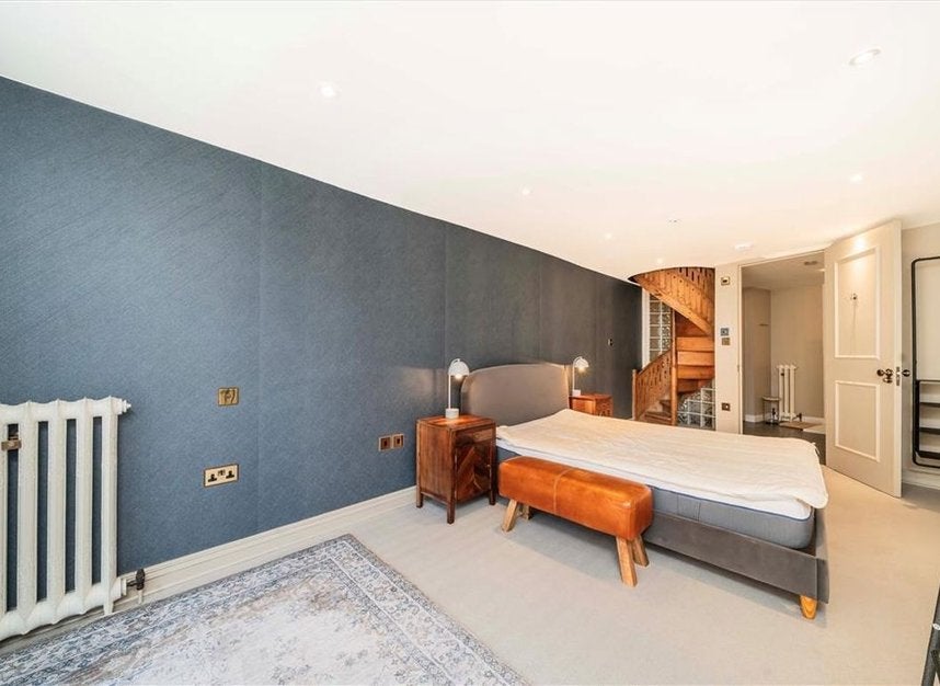 Flat Bermondsey Street in Greater London