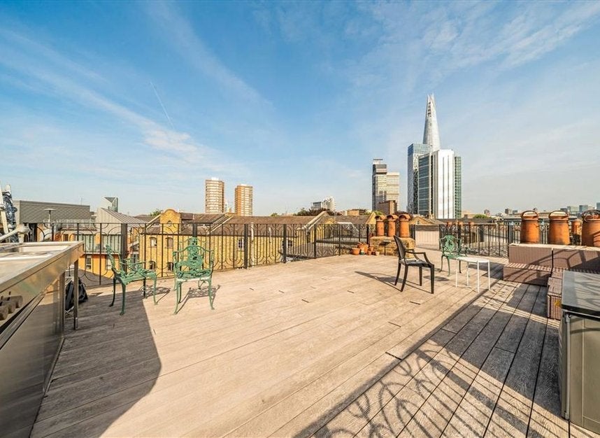 Flat Bermondsey Street in Greater London