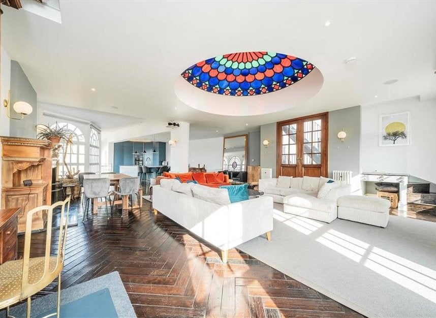 Flat Bermondsey Street in Greater London