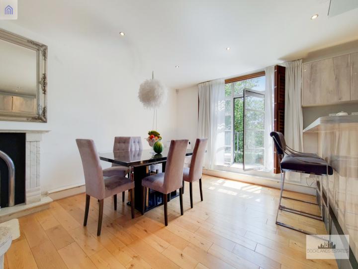 Flat Westferry Road in Greater London