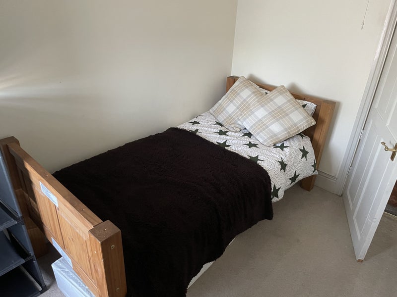 Room Bankside Road in Bristol