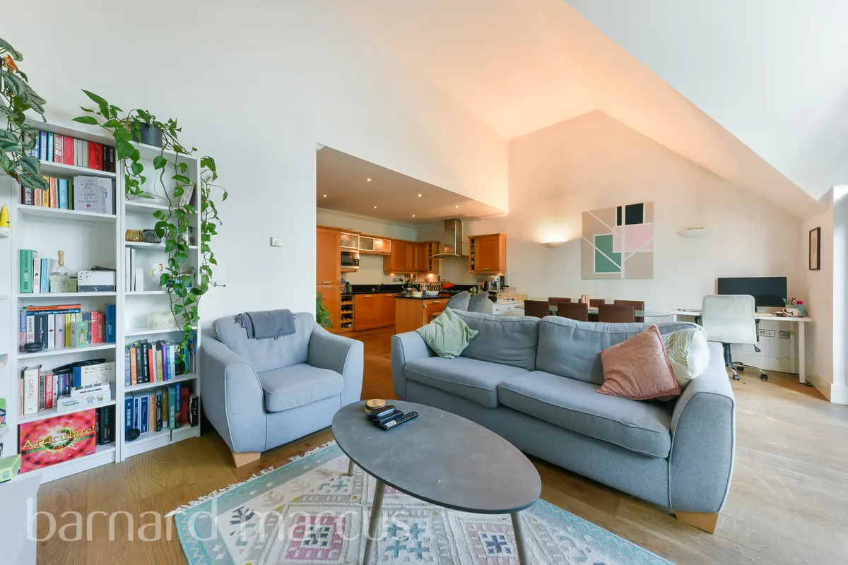 Flat Putney Bridge Road in Greater London