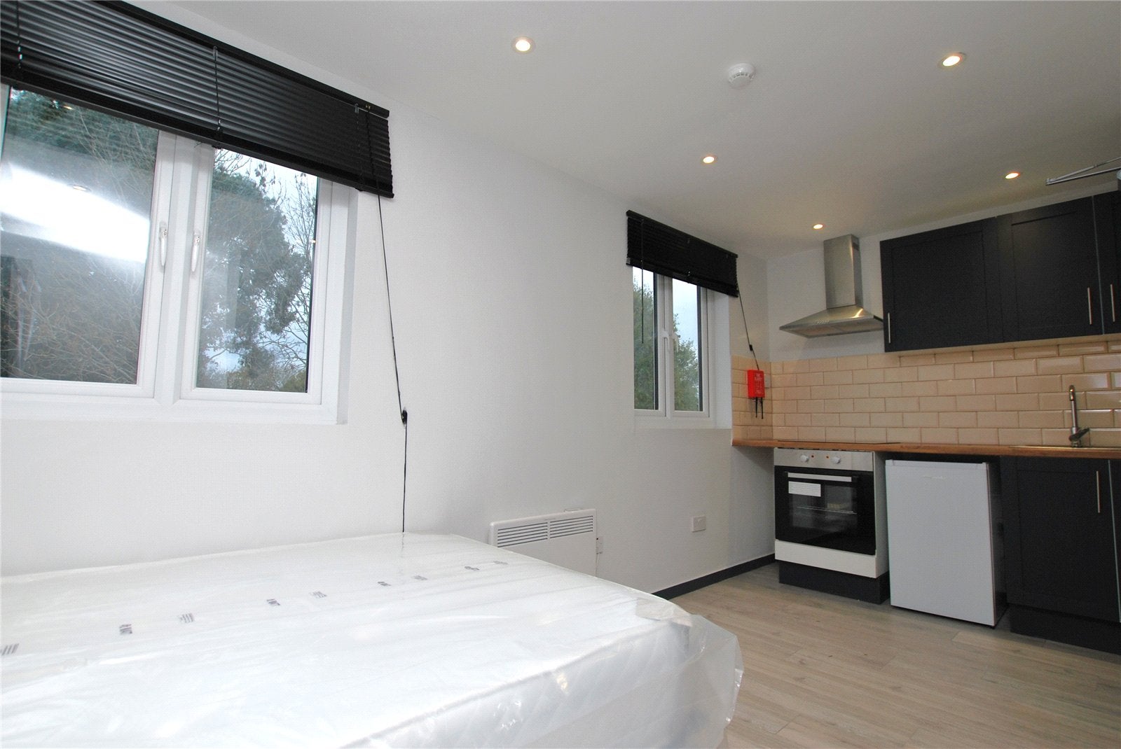 Room Raymond Crescent in Guildford