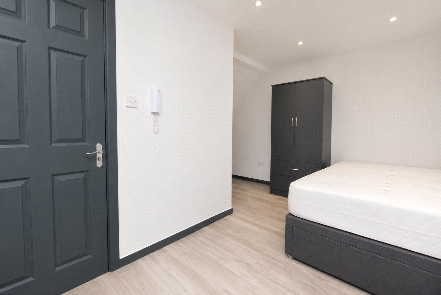 Room Raymond Crescent in Guildford
