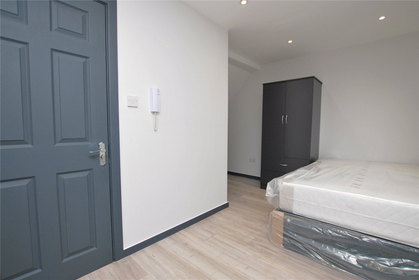 Room Raymond Crescent in Guildford