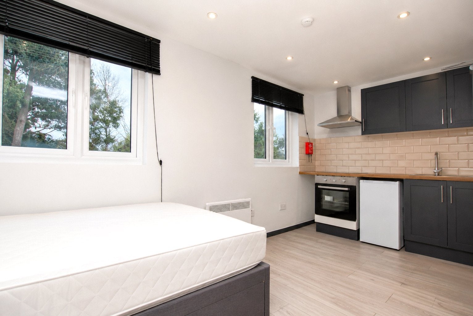 Room Raymond Crescent in Guildford