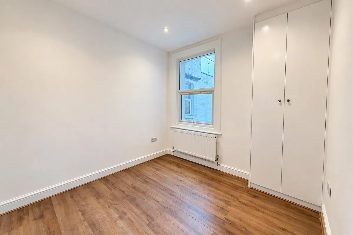 Flat Gambole Road in Greater London
