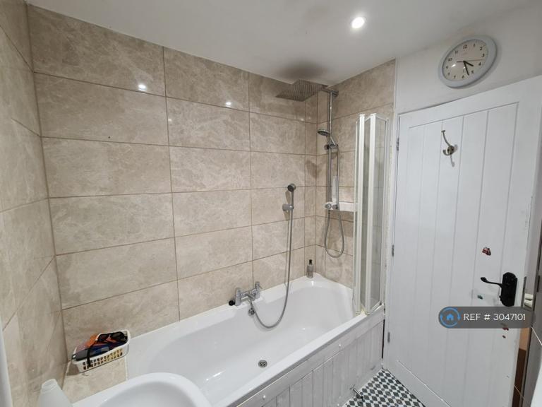 Room Hillfield Road in Sevenoaks