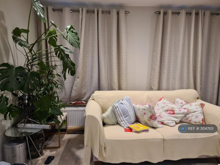 Room Hillfield Road in Sevenoaks