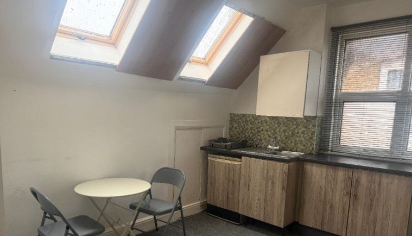 Flat Tennyson Road in Luton