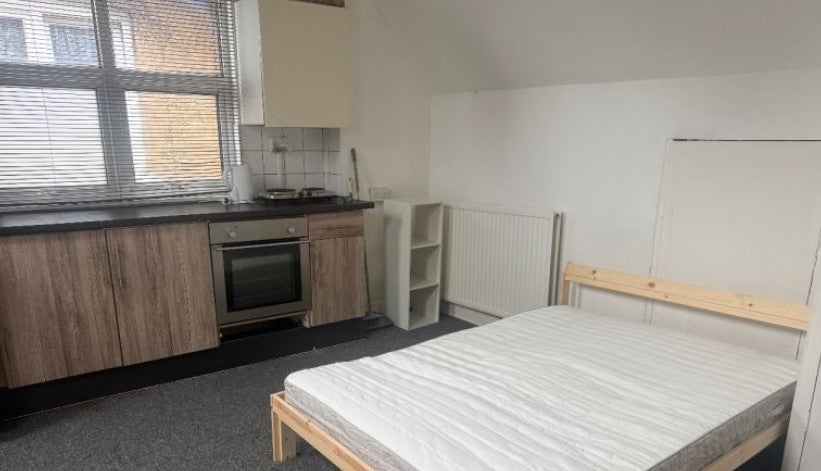 Flat Tennyson Road in Luton