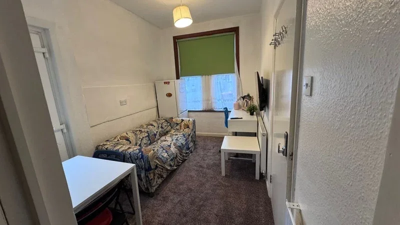 Room Kempton Road in Greater London
