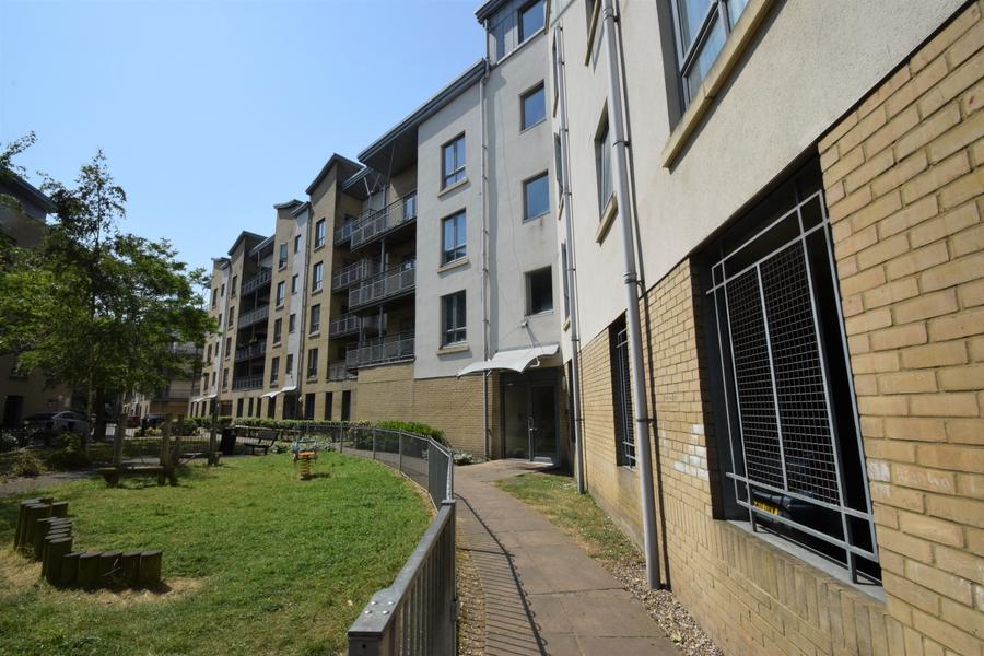 Flat Fraser Road in Ipswich