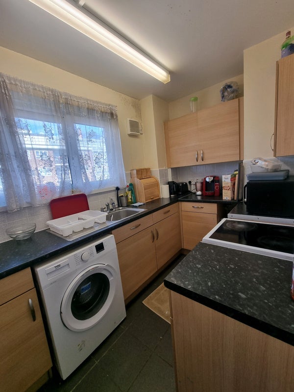 Room Anderson Road in Greater London