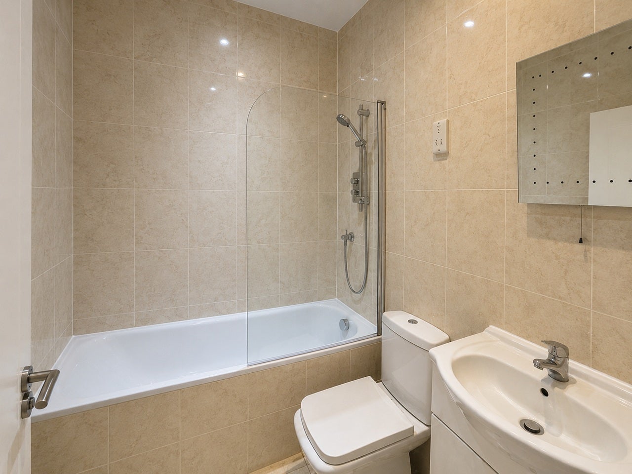 Room Alfred Road in Greater London