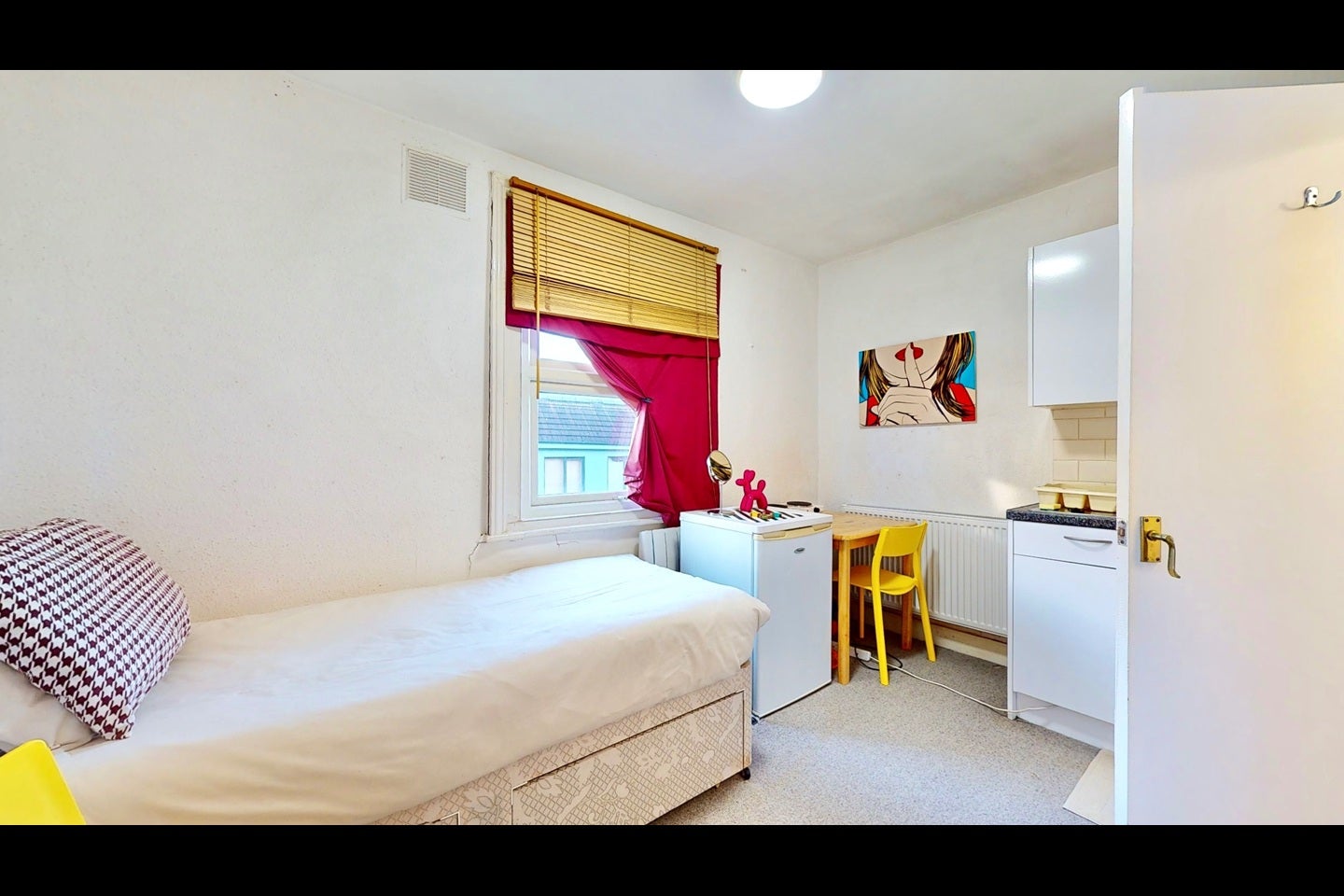 Flat Golders Green Road in Greater London