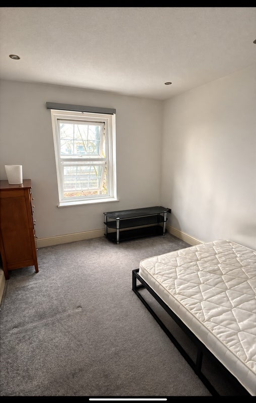 Room Tottenham Lane in Greater London