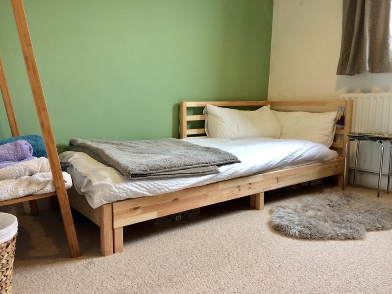 Room Hunter Hill Road in Sheffield