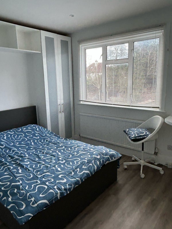 Room Hanover Road in Greater London