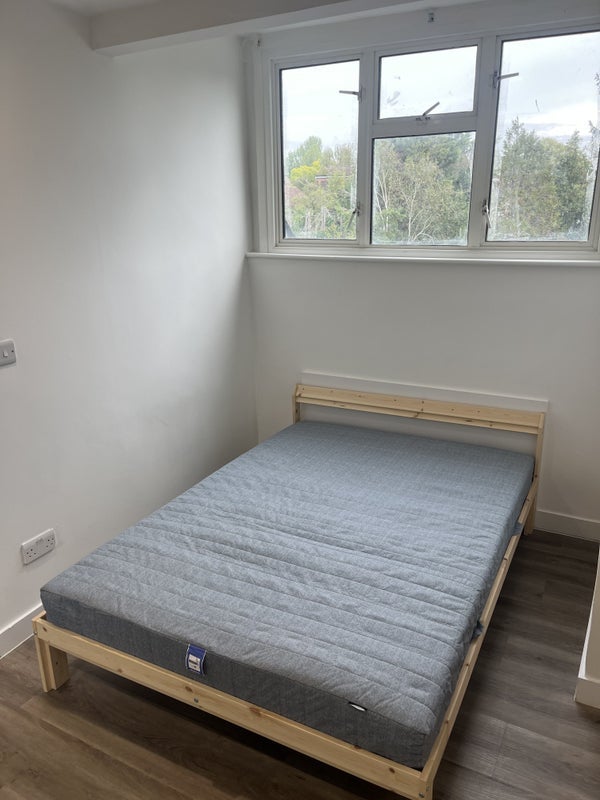 Room Hanover Road in Greater London