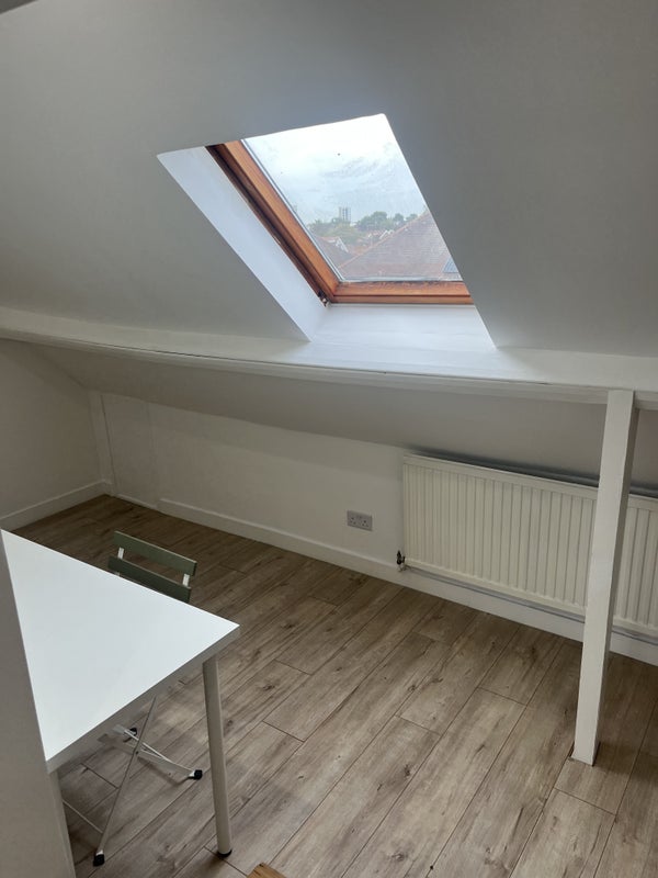 Room Hanover Road in Greater London