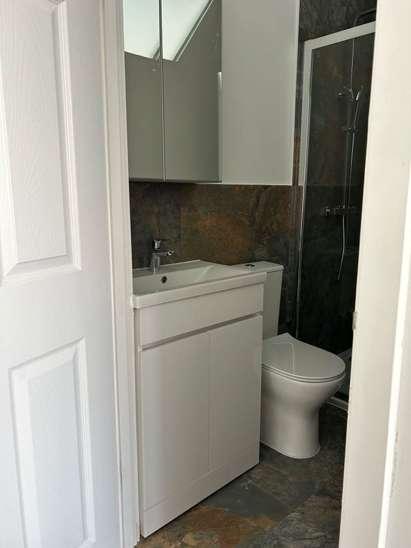Room Hanover Road in Greater London