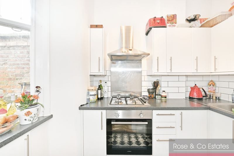 Flat Greencroft Gardens in Greater London
