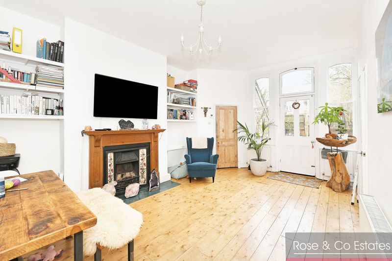 Flat Greencroft Gardens in Greater London