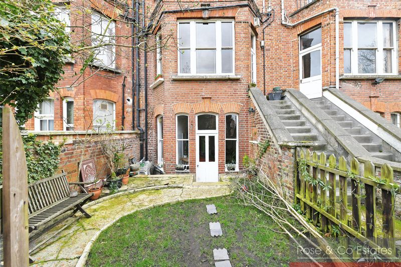 Flat Greencroft Gardens in Greater London