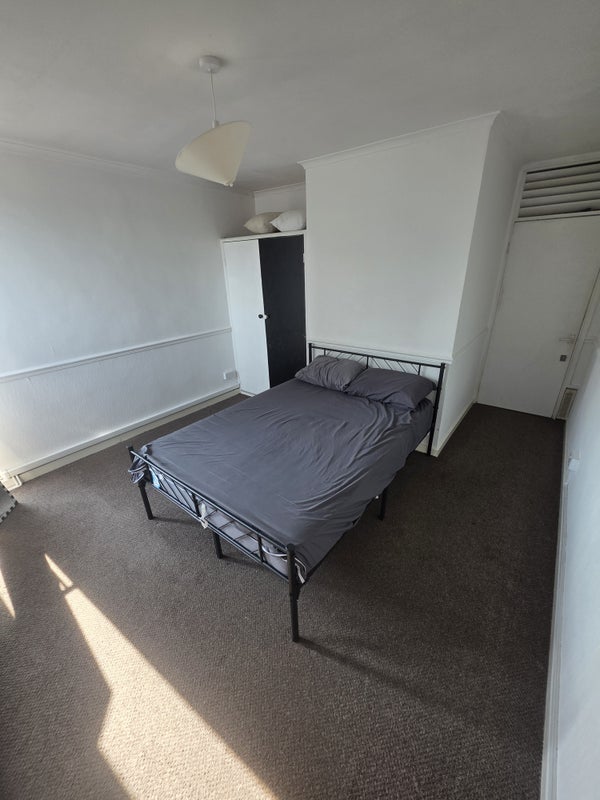 Room Milburn Lane in Greater London