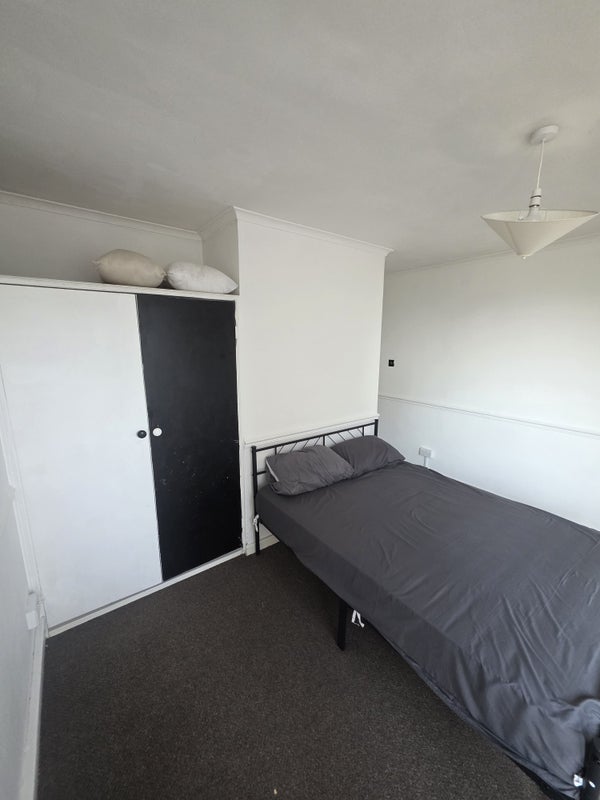 Room Milburn Lane in Greater London