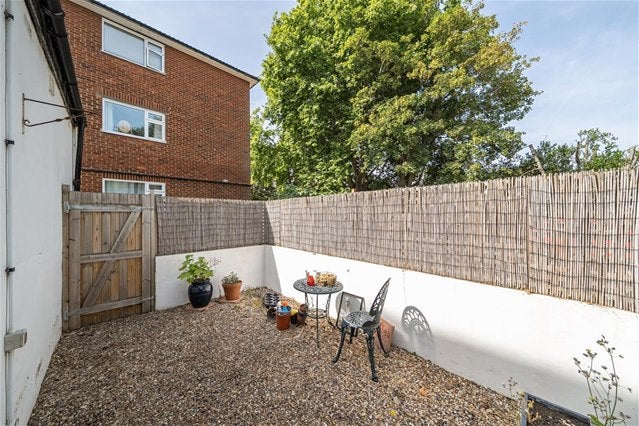 Flat Adelaide Road in Greater London