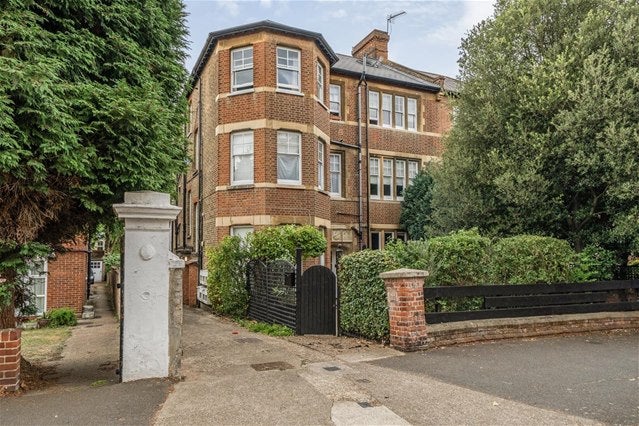 Flat Adelaide Road in Greater London