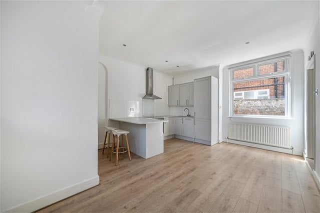 Flat Adelaide Road in Greater London