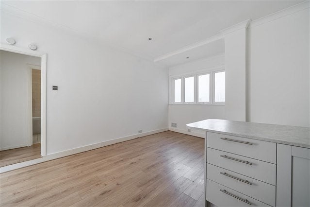 Flat Adelaide Road in Greater London