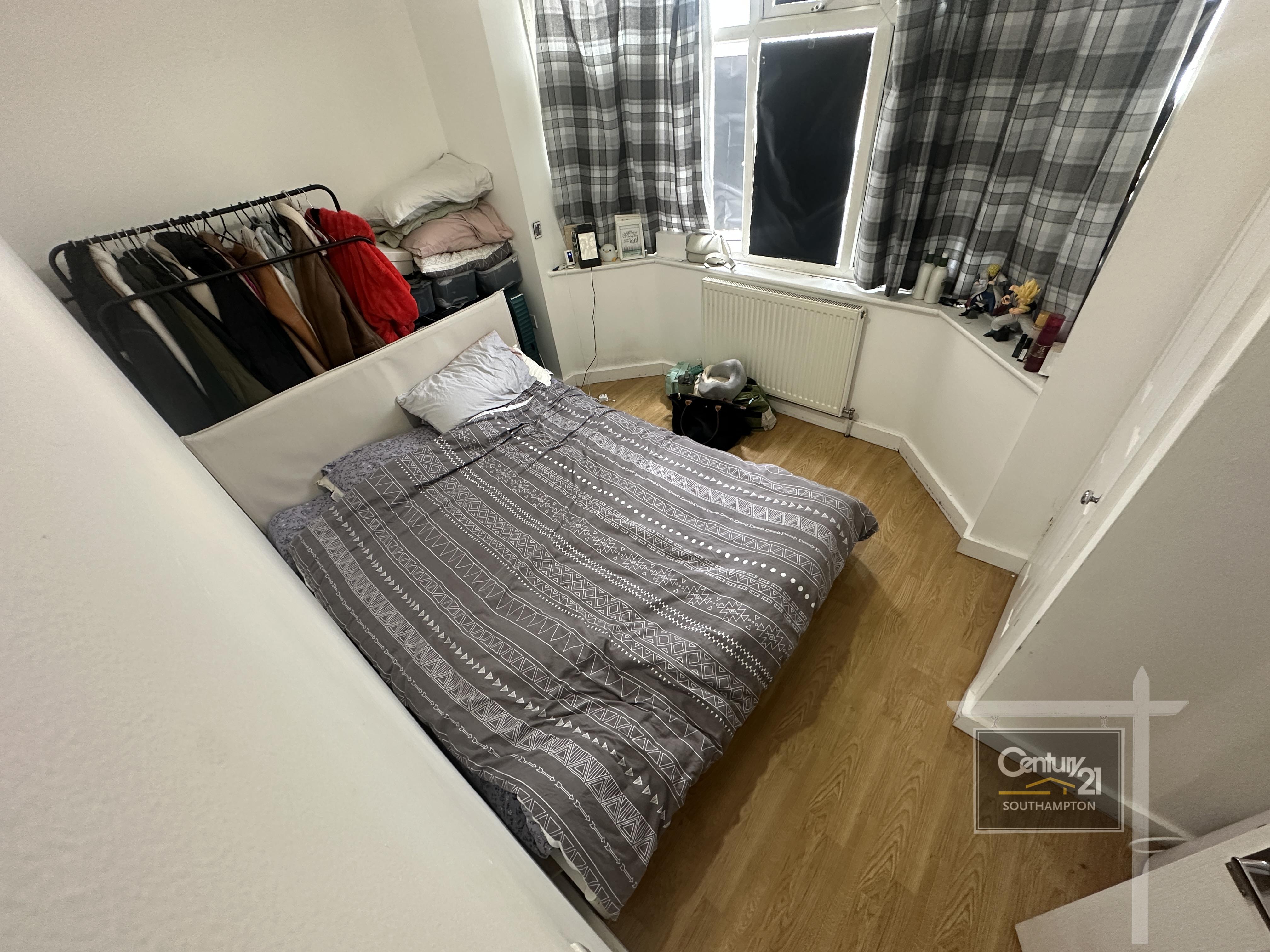 Flat Warren Avenue in Southampton