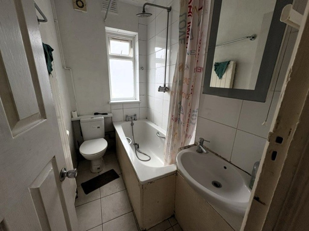 Flat Livingstone Road in Greater London