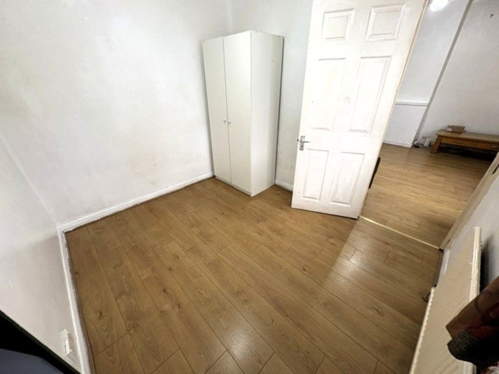 Flat Livingstone Road in Greater London