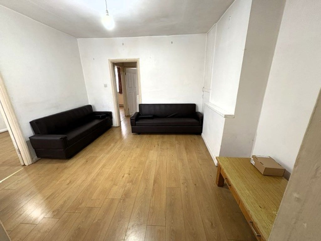 Flat Livingstone Road in Greater London