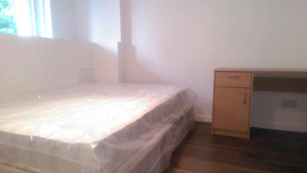 Flat Plender Street in Greater London
