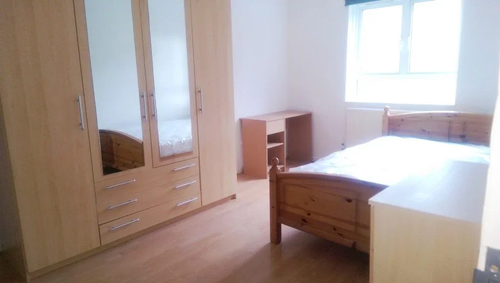 Flat Plender Street in Greater London