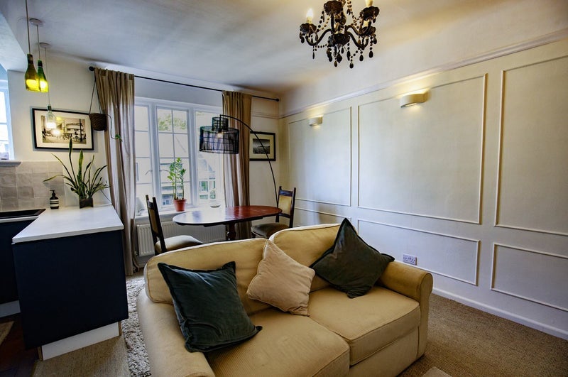 Flat Mortimer Crescent in Greater London