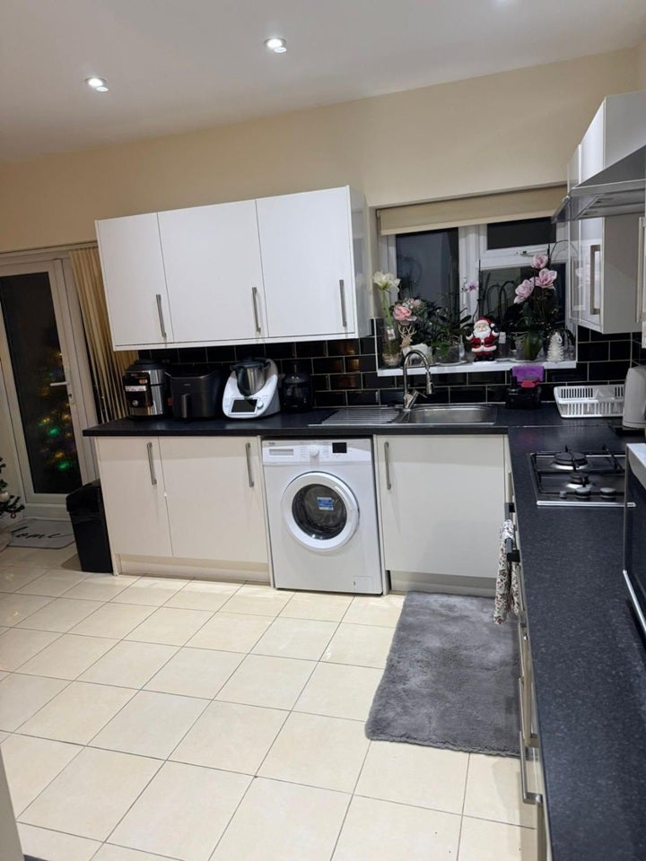 Room Weylond Road in Greater London