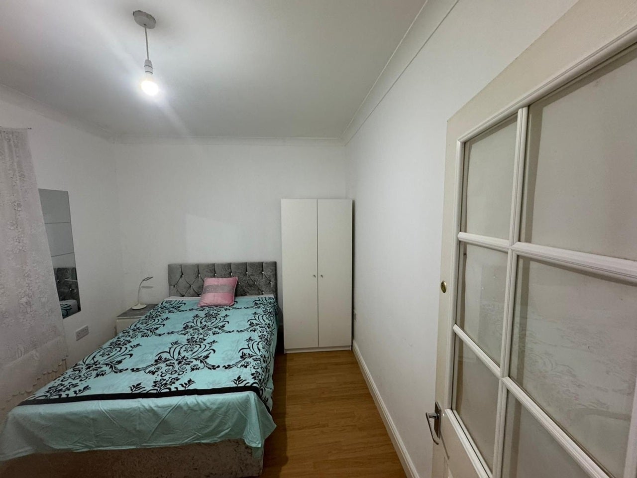 Room Weylond Road in Greater London
