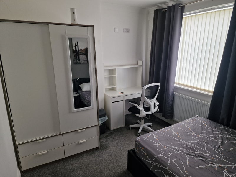 Room Haryngton Avenue in Warrington
