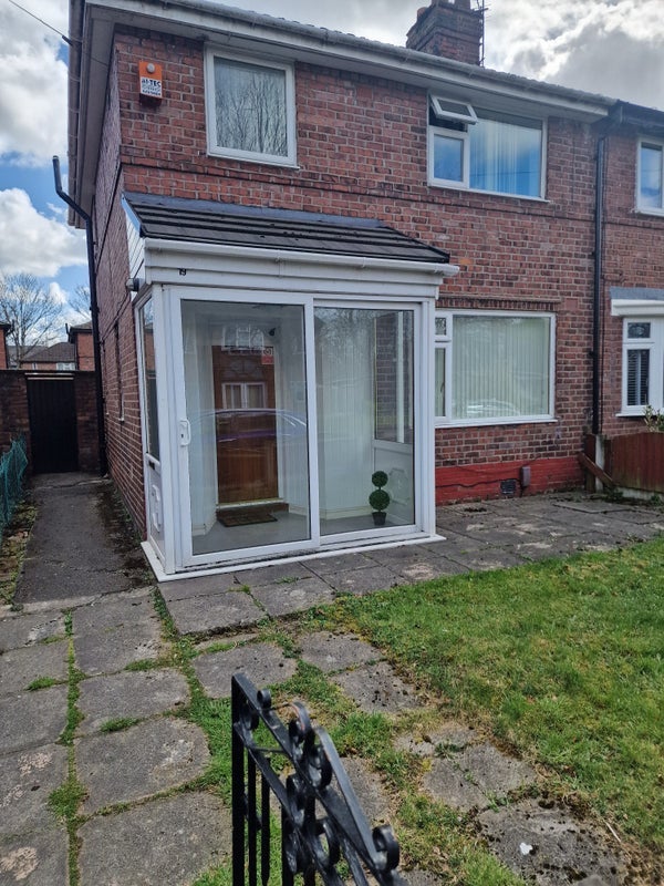 Room Haryngton Avenue in Warrington