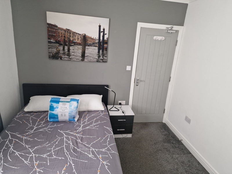 Room Haryngton Avenue in Warrington