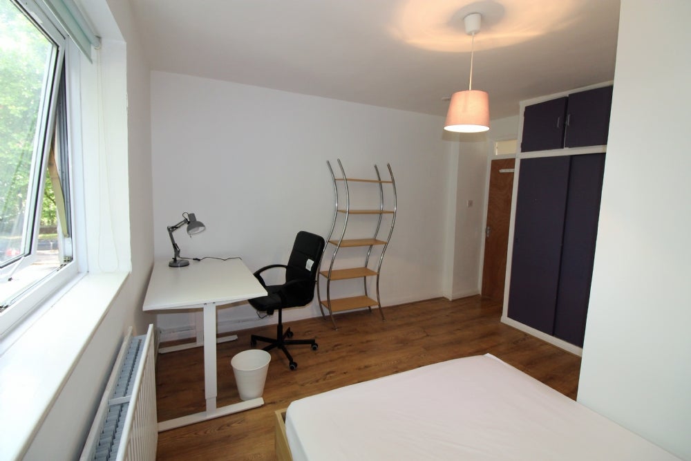 Flat Phoenix Road in Greater London