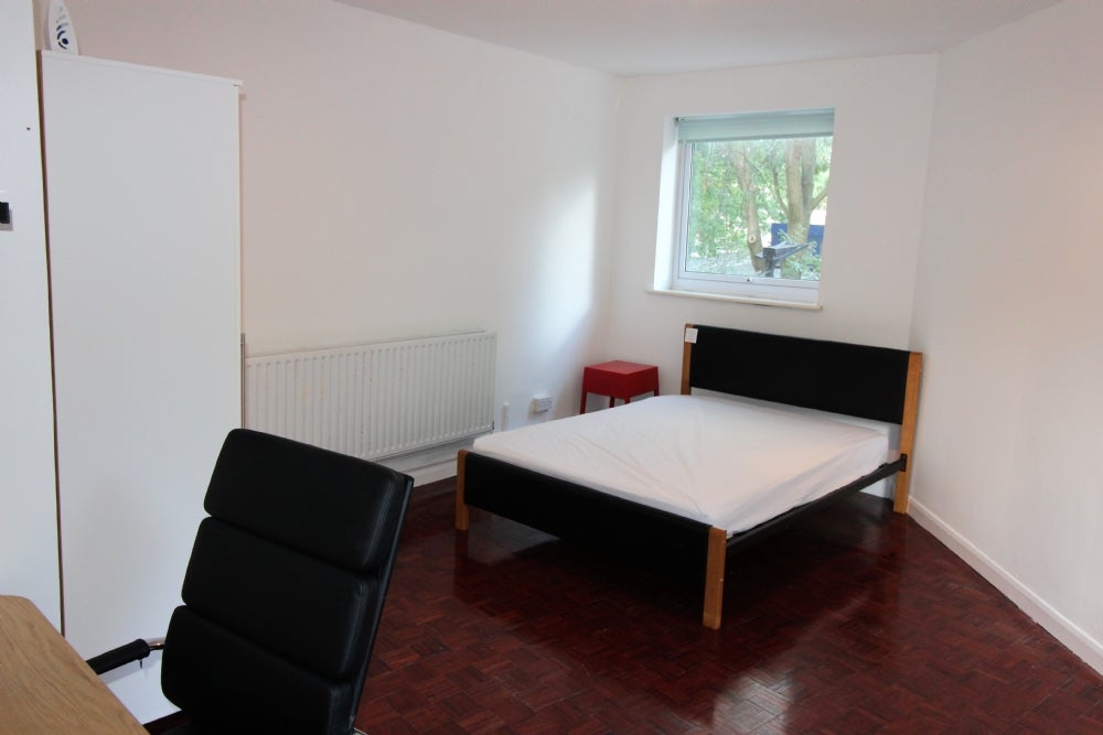 Flat Phoenix Road in Greater London