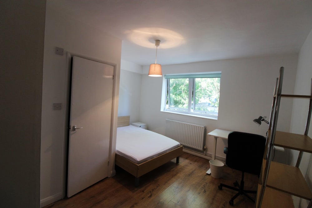 Flat Phoenix Road in Greater London